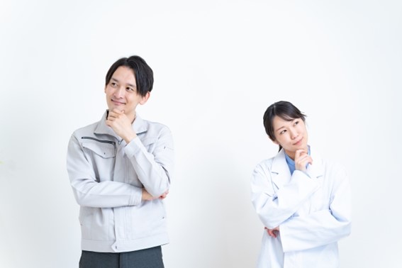 白衣女性と作業着男性.jpg