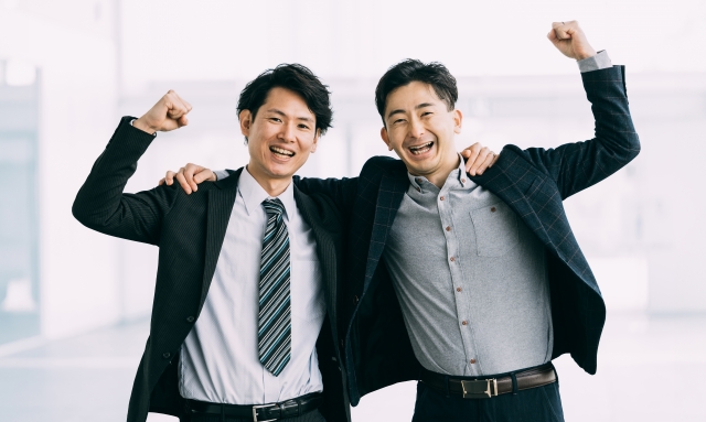 肩を組む会社員.jpg