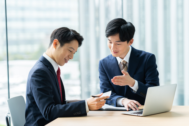 コンサルするビジネスマン.jpg