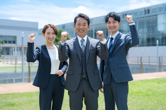 元気なビジネスマン3人.jpg